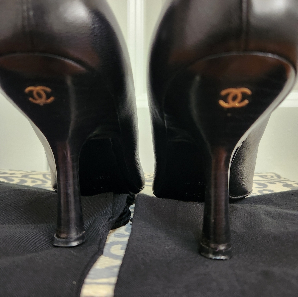VINTAGE CHANEL Black Classic Pumps With Bow and Logo on Heel - Picture 7 of 10